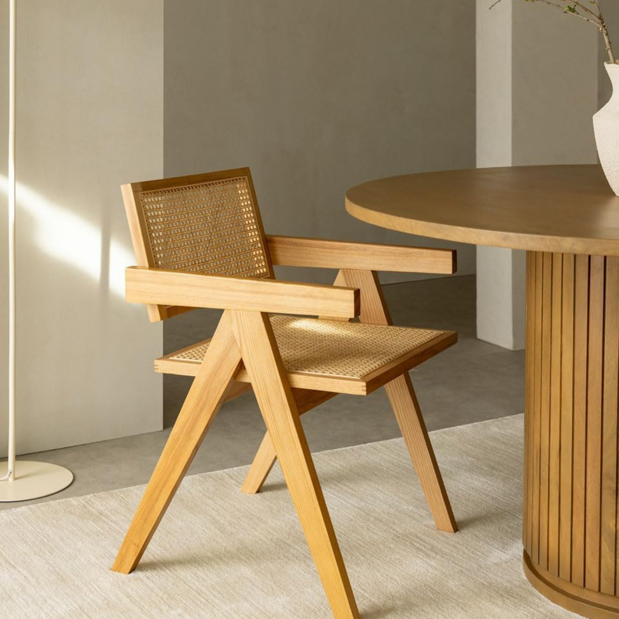 Fiolla™ Rotin Elegance Stoel – Natuurlijk Hout & Tijdloos Design