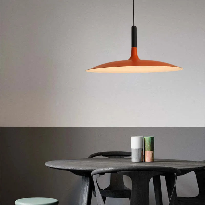 Moderne Minimalistische Hanglamp met Strakke Vormgeving en LED Verlichting