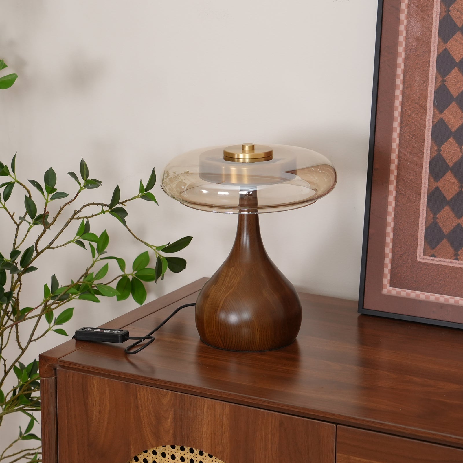 De Pirevo glazen tafellamp is een verfijnde combinatie van glas, messing en hout