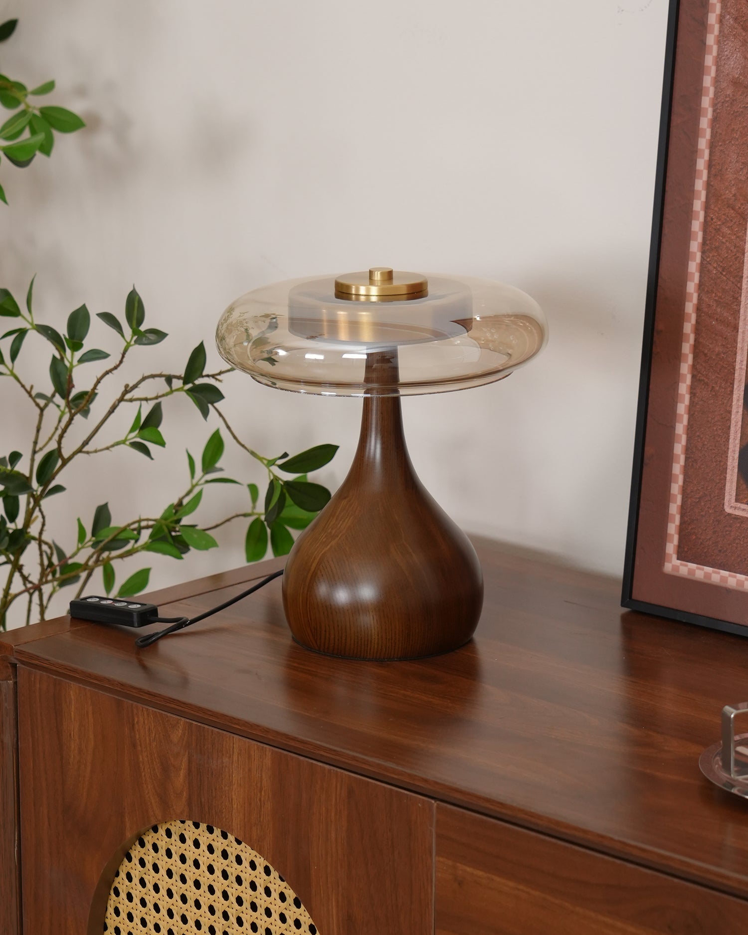 De Pirevo glazen tafellamp is een verfijnde combinatie van glas, messing en hout