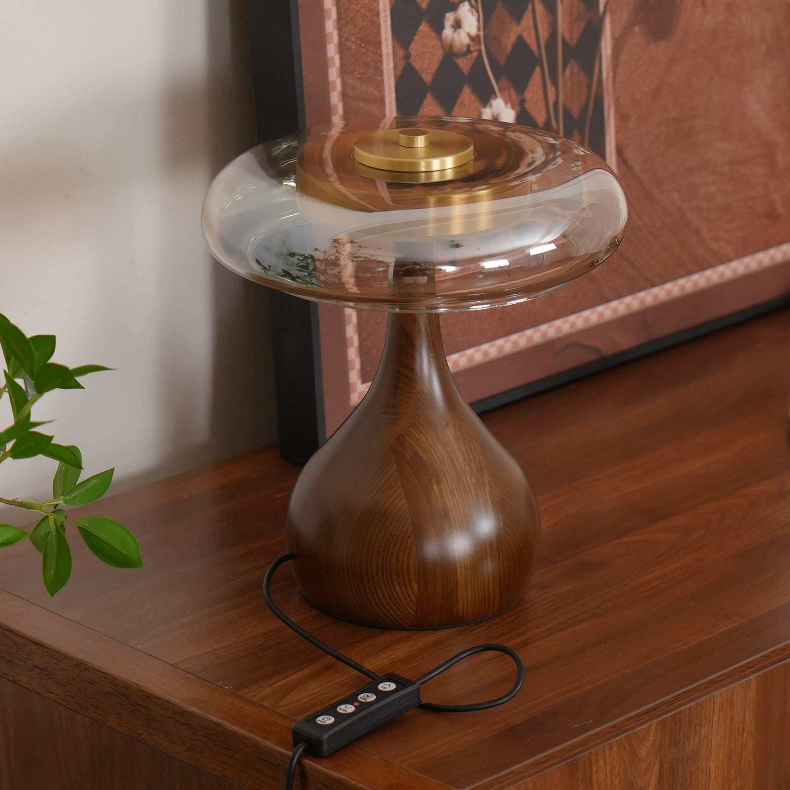 De Pirevo glazen tafellamp is een verfijnde combinatie van glas, messing en hout