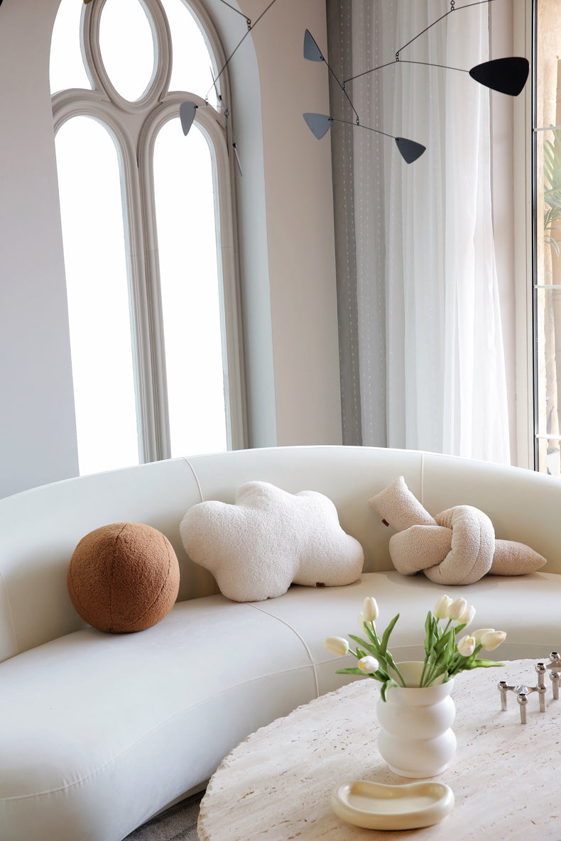 Knot Bouclé Cushion – Modern Sierkussen in Sculpturale Vorm