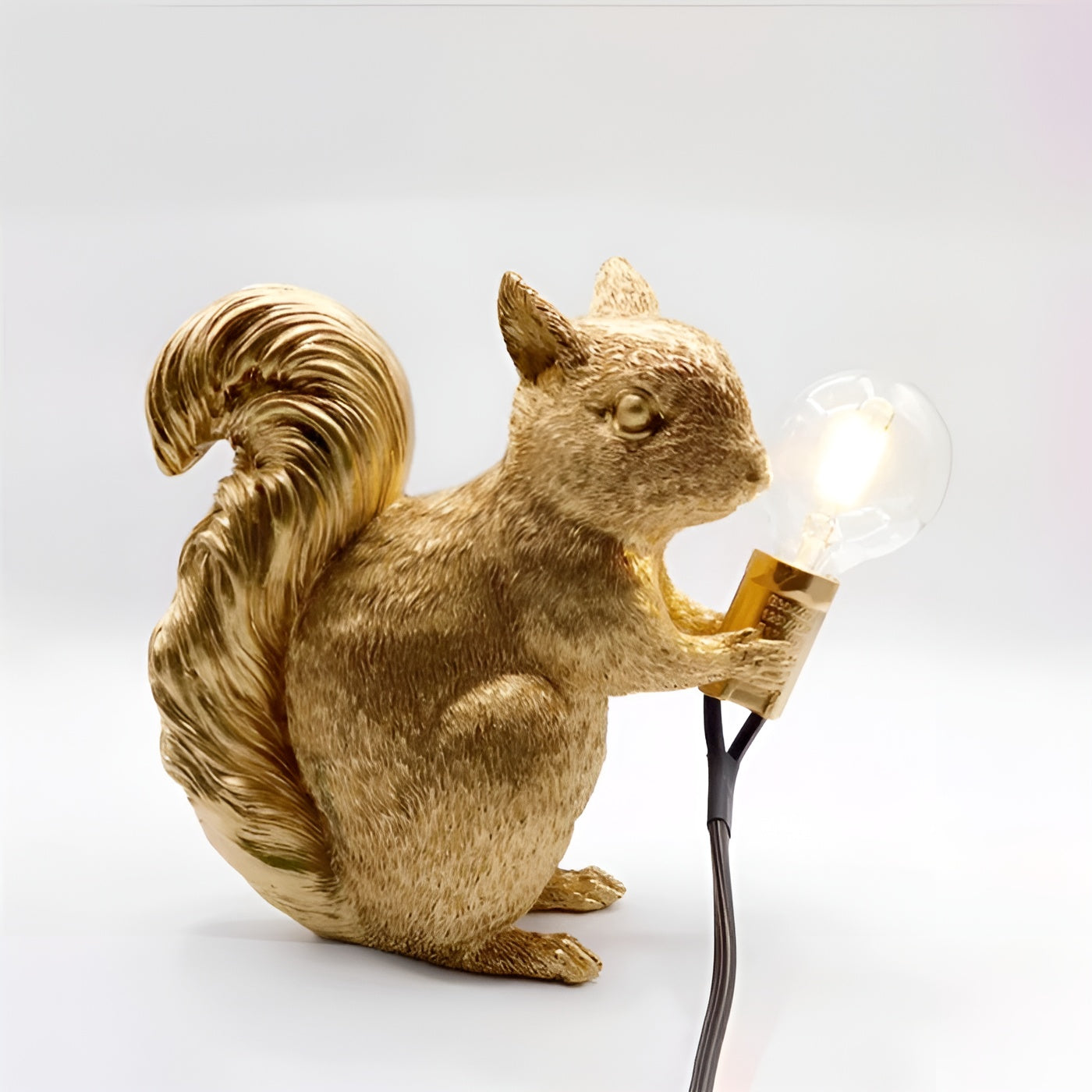 NutriGlow – Scandinavische LED Tafellamp met Eekhoorn-Design