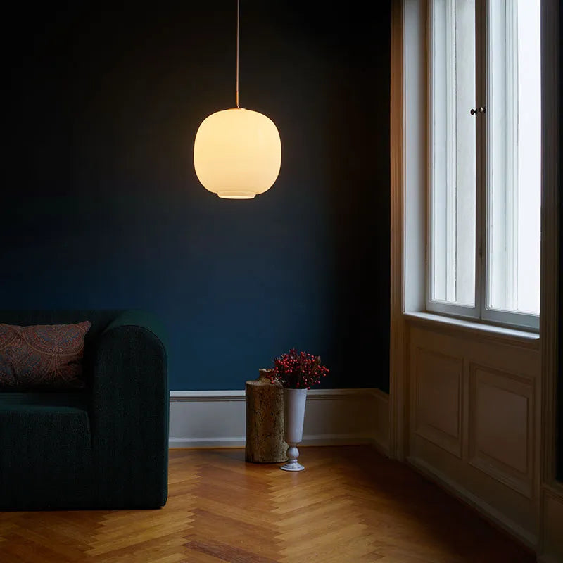 Hanglamp van opaalglas met messing ophanging – Bonq