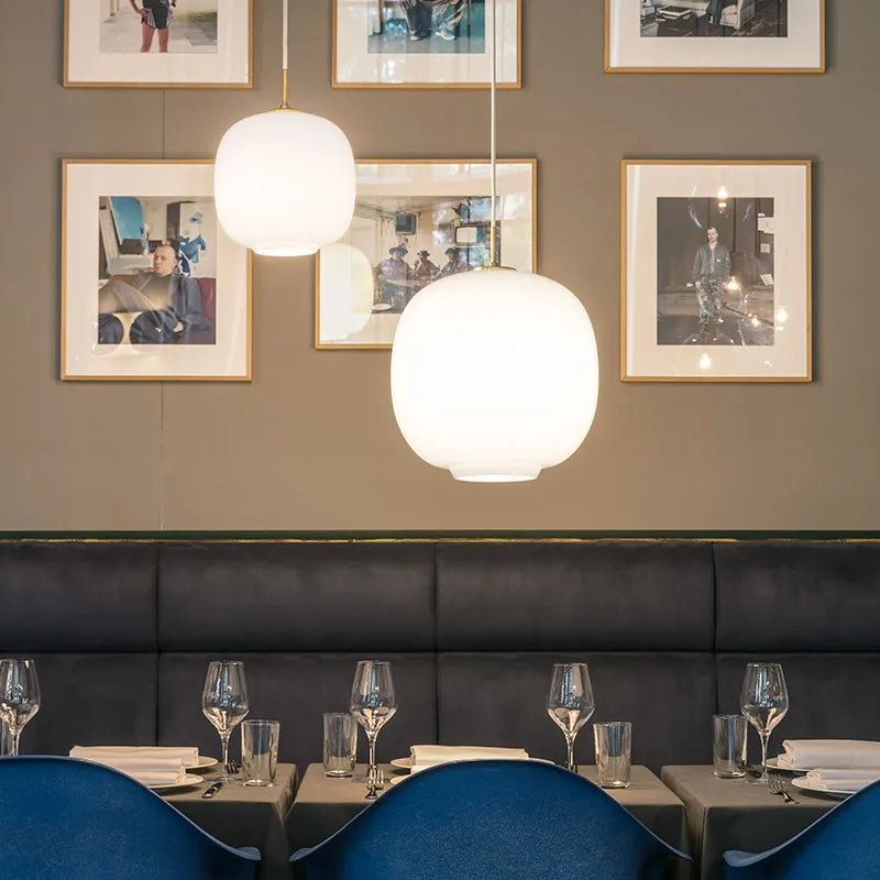 Hanglamp van opaalglas met messing ophanging – Bonq