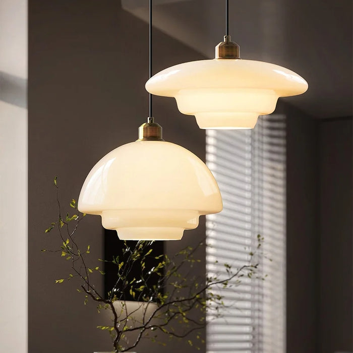 Hanglamp van wit glas en messing – Bonq