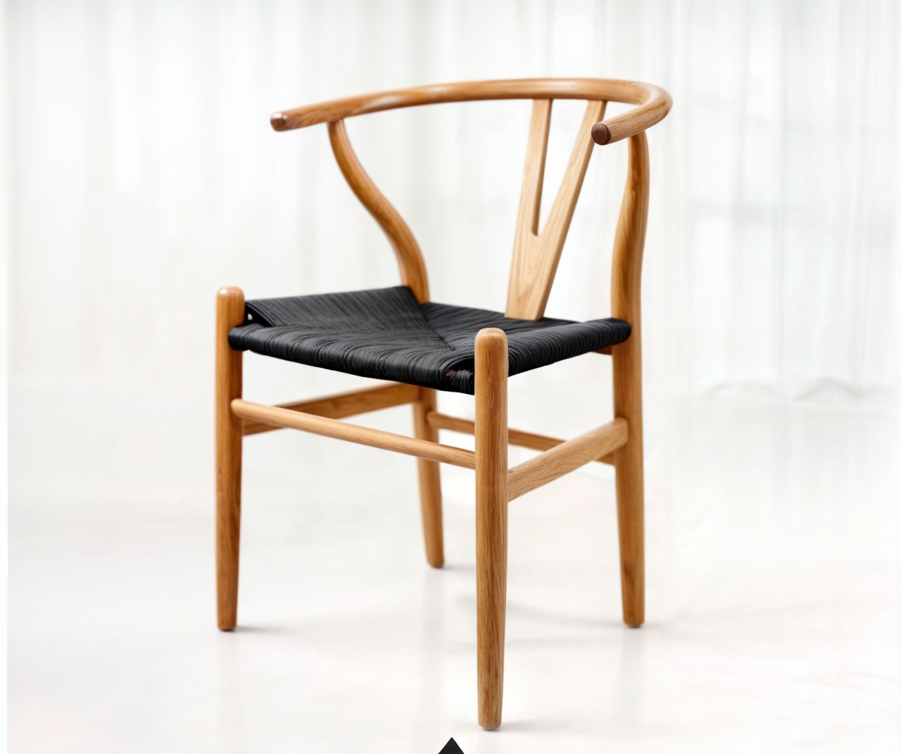 Chaville Chair – Klassieke Houten Stoel met Y-Rugleuning en Rotan Zitting