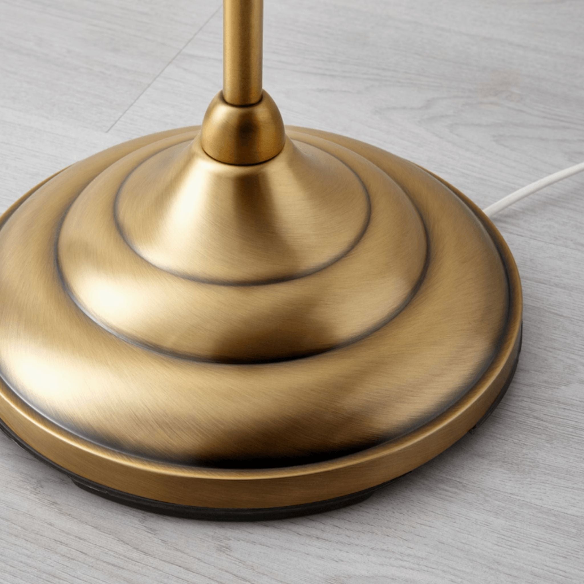 Lampadaire IKEA | Éclairage Polyvalent & Moderne | Fiolla Home