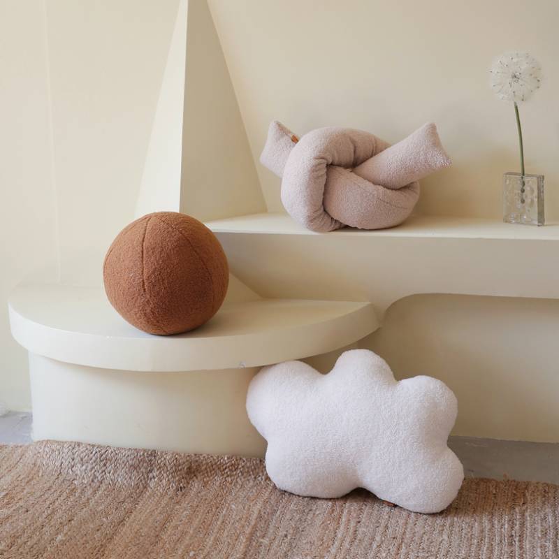 Knot Bouclé Cushion – Modern Sierkussen in Sculpturale Vorm
