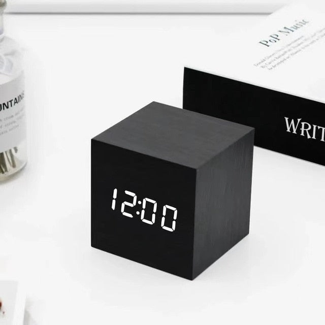 Plyra – Stijlvolle LED Wekker met Minimalistisch Design & Slimme Functies