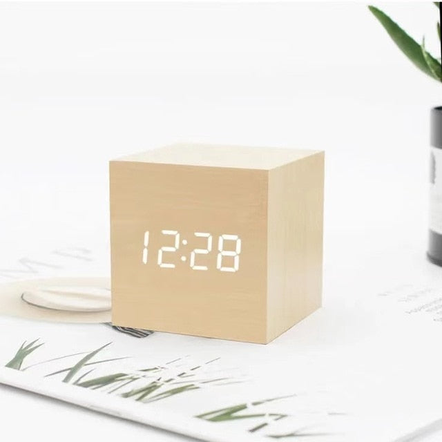 Plyra – Stijlvolle LED Wekker met Minimalistisch Design & Slimme Functies