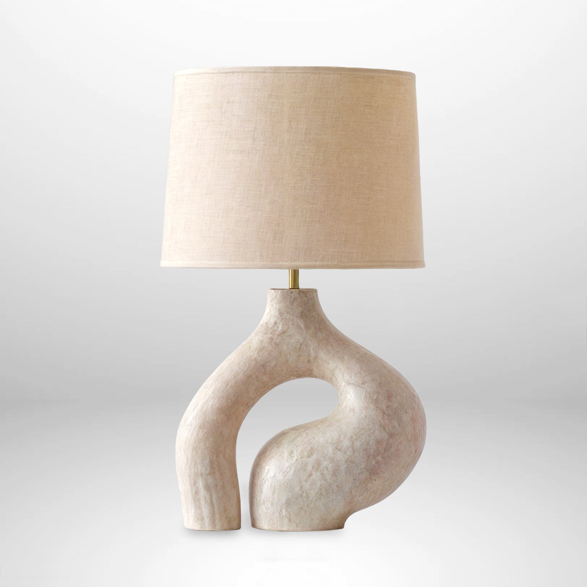 Liora Lamp – Sculpturale Tafellamp met Stoffen Kap