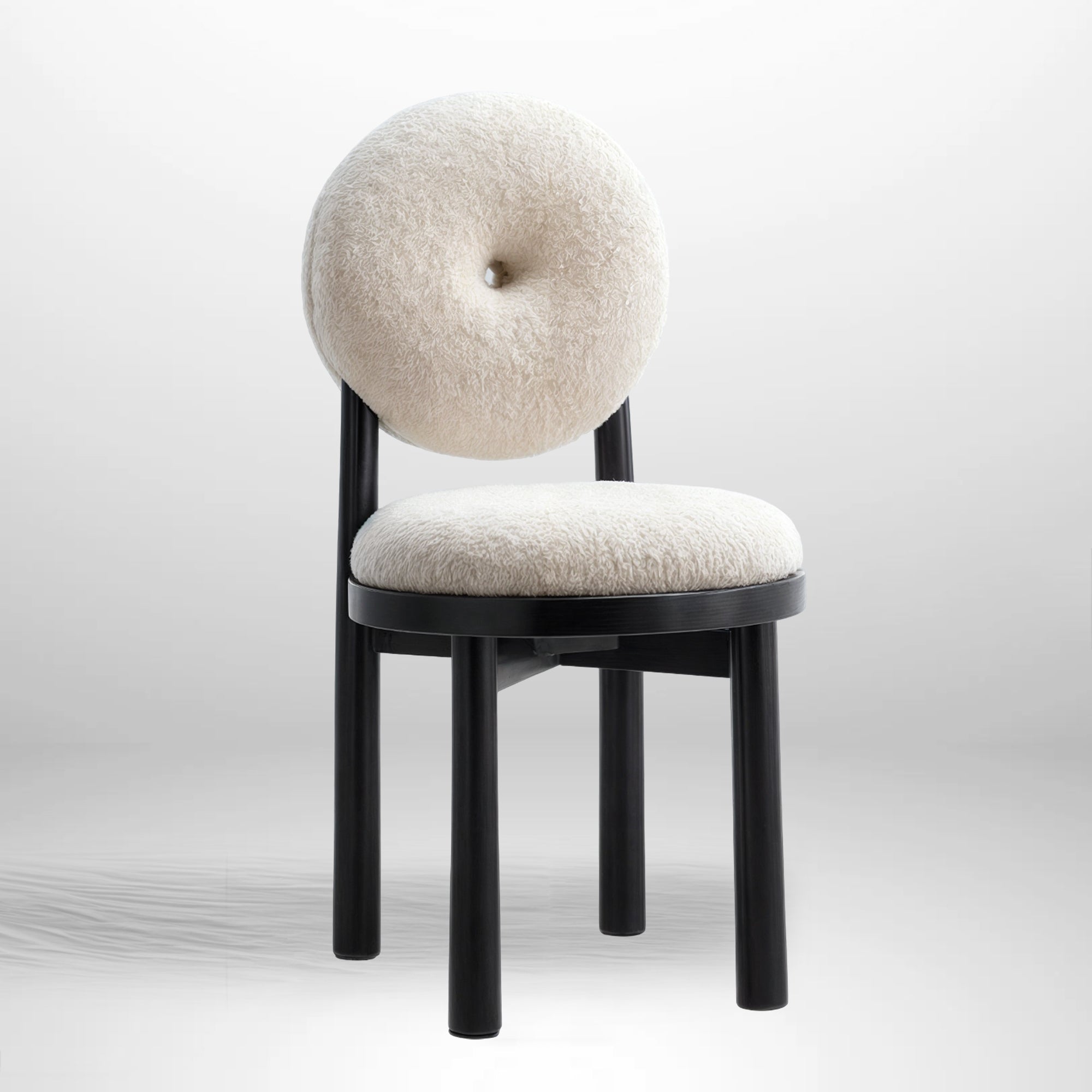 Bastille Chair – Scandinavische Elegant Stoel in Bouclé met Zwarte Houten Basis