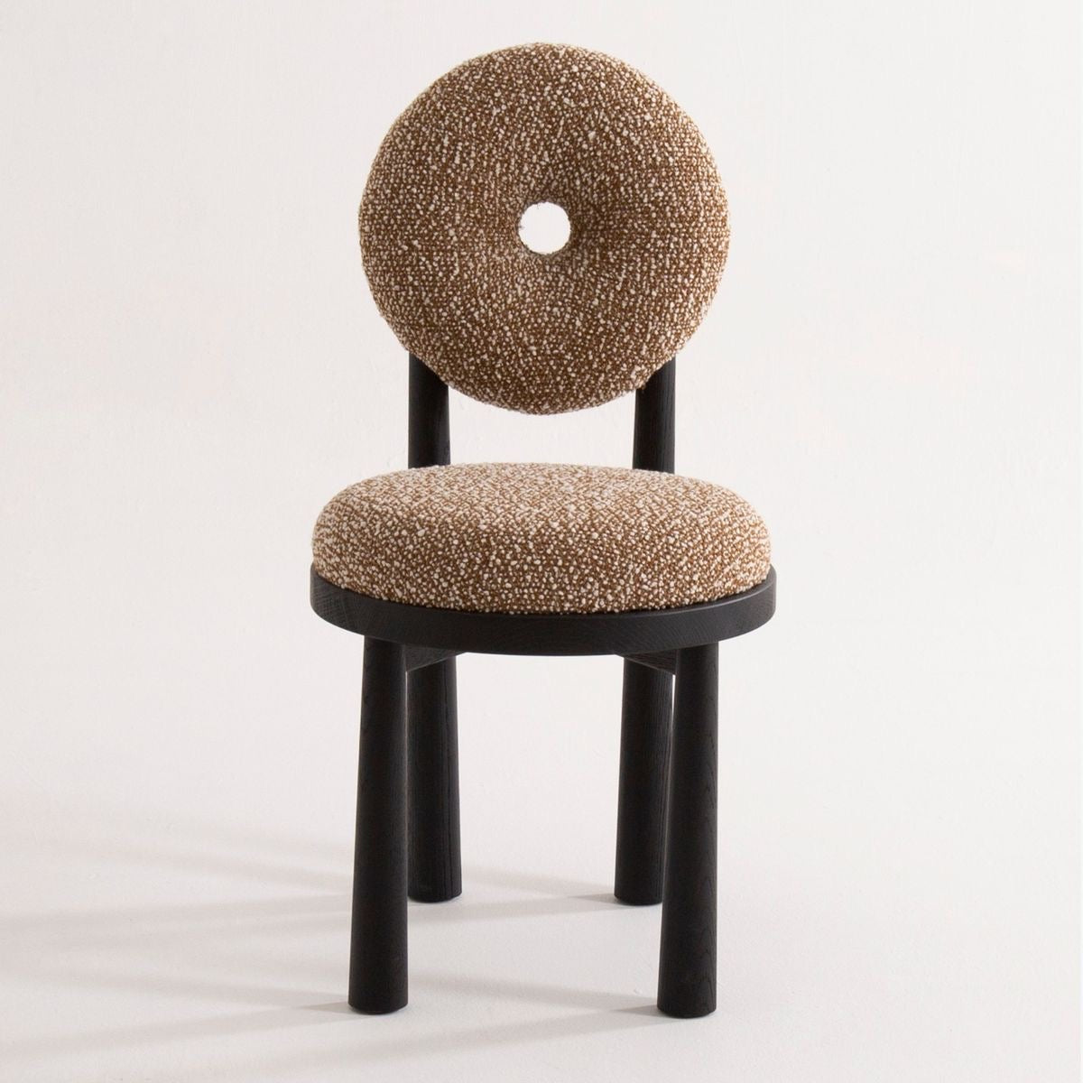 Bastille Chair – Scandinavische Elegant Stoel in Bouclé met Zwarte Houten Basis