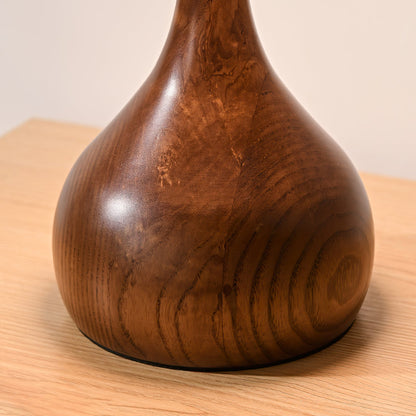 De Pirevo glazen tafellamp is een verfijnde combinatie van glas, messing en hout