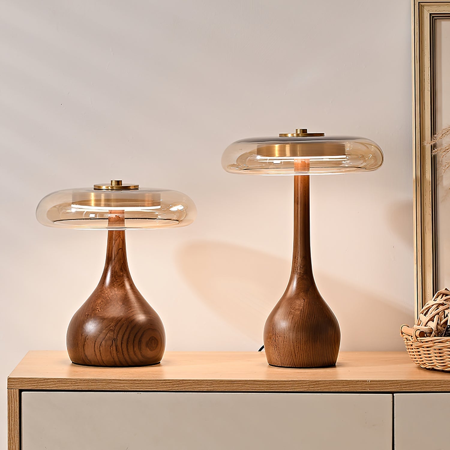 De Pirevo glazen tafellamp is een verfijnde combinatie van glas, messing en hout