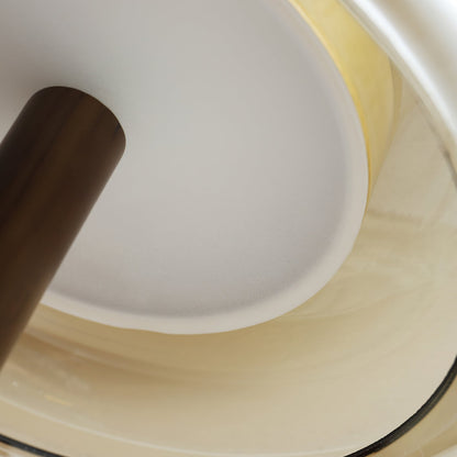 De Pirevo glazen tafellamp is een verfijnde combinatie van glas, messing en hout