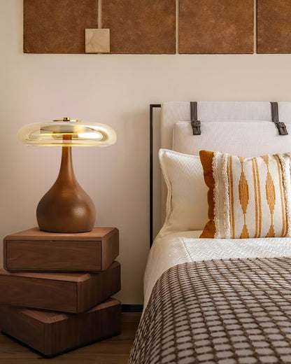 De Pirevo glazen tafellamp is een verfijnde combinatie van glas, messing en hout