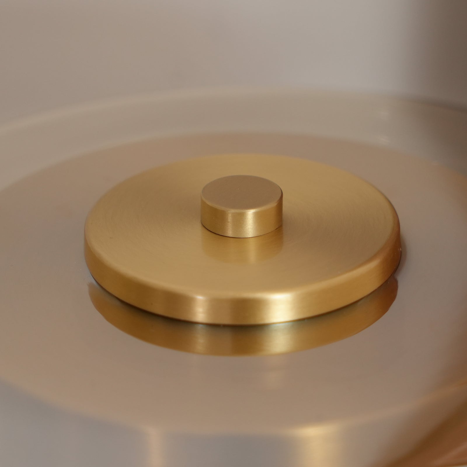 De Pirevo glazen tafellamp is een verfijnde combinatie van glas, messing en hout