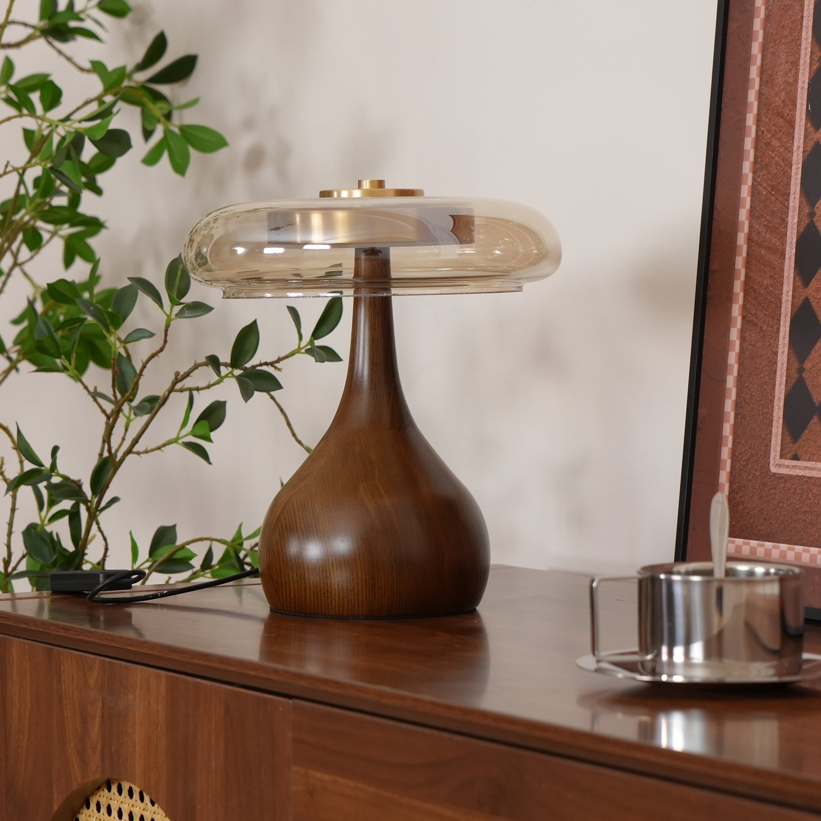 De Pirevo glazen tafellamp is een verfijnde combinatie van glas, messing en hout