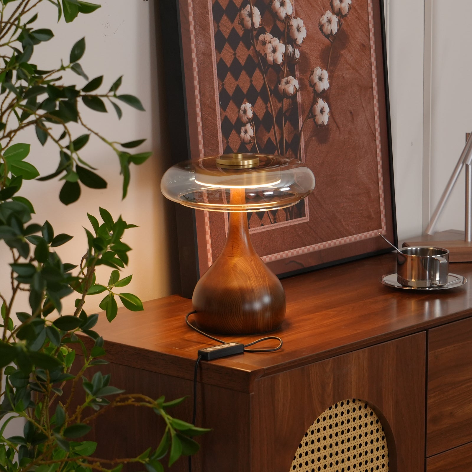 De Pirevo glazen tafellamp is een verfijnde combinatie van glas, messing en hout