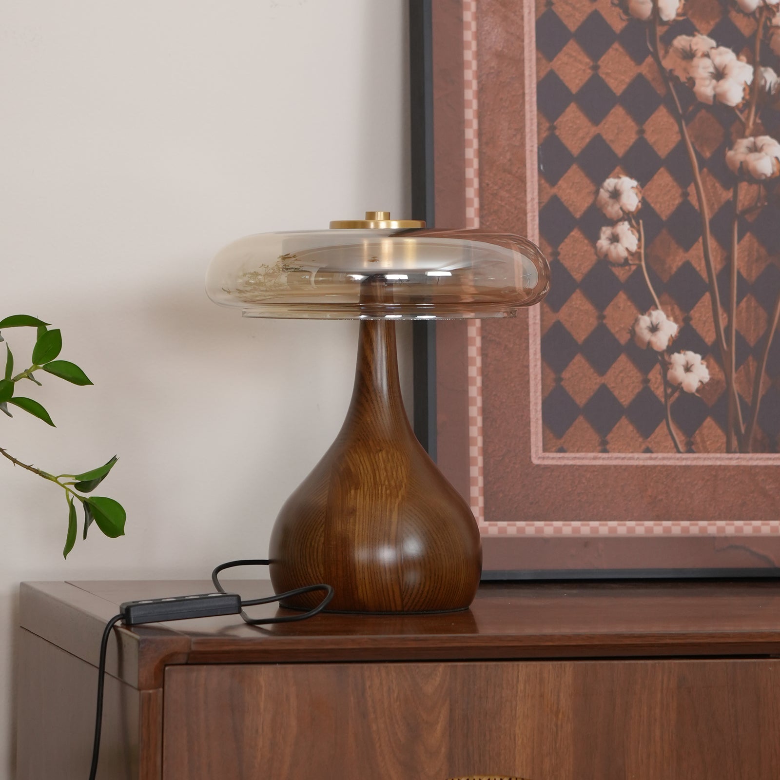 De Pirevo glazen tafellamp is een verfijnde combinatie van glas, messing en hout