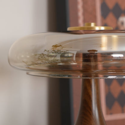 De Pirevo glazen tafellamp is een verfijnde combinatie van glas, messing en hout