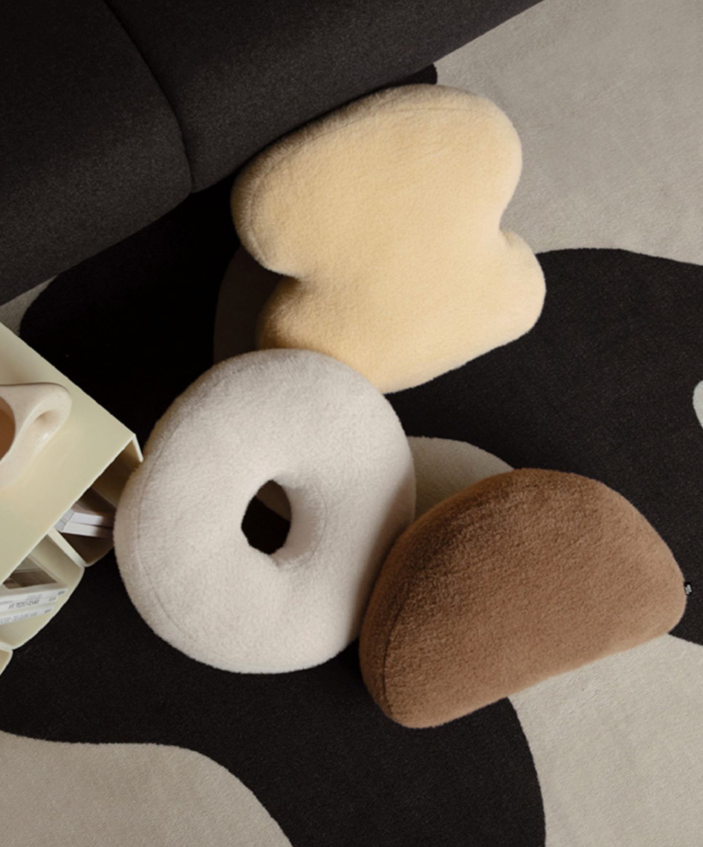 Teddy Cushion – Halfrond Fluwelen Sierkussen in Warmbruin