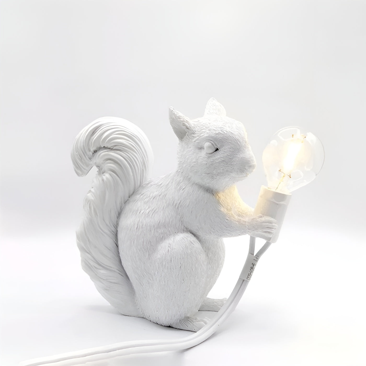 NutriGlow – Scandinavische LED Tafellamp met Eekhoorn-Design