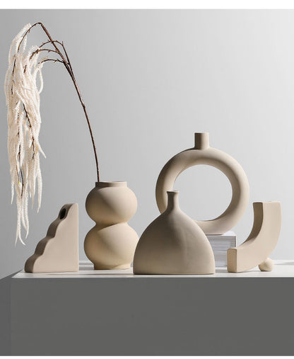 Solenne Vase – Minimalistische Keramische Vaas met Organische Vorm
