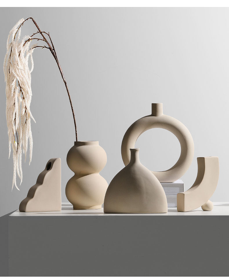 Solenne Vase – Minimalistische Keramische Vaas met Organische Vorm