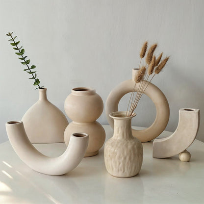 Solenne Vase – Minimalistische Keramische Vaas met Organische Vorm