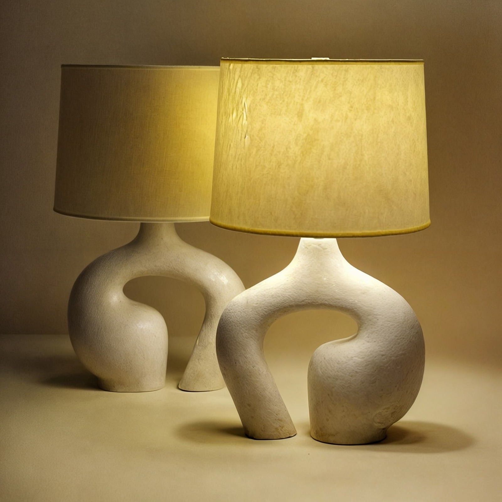 Liora Lamp – Sculpturale Tafellamp met Stoffen Kap