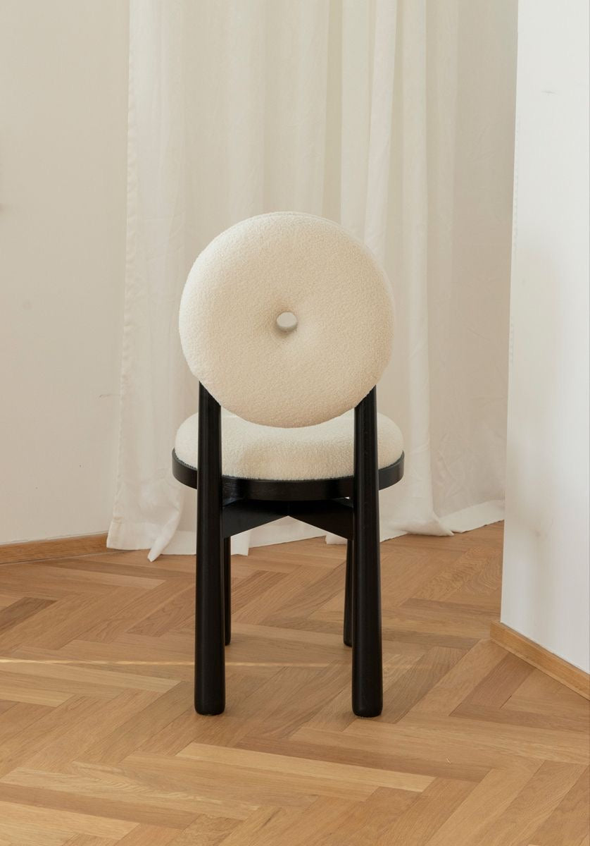 Bastille Chair – Scandinavische Elegant Stoel in Bouclé met Zwarte Houten Basis