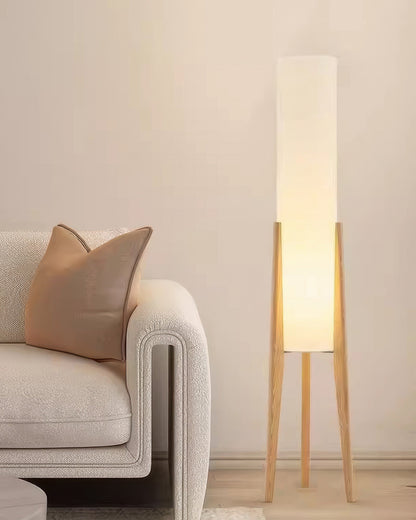De Solvéra massief houten vloerlamp van walnoot met LED-licht