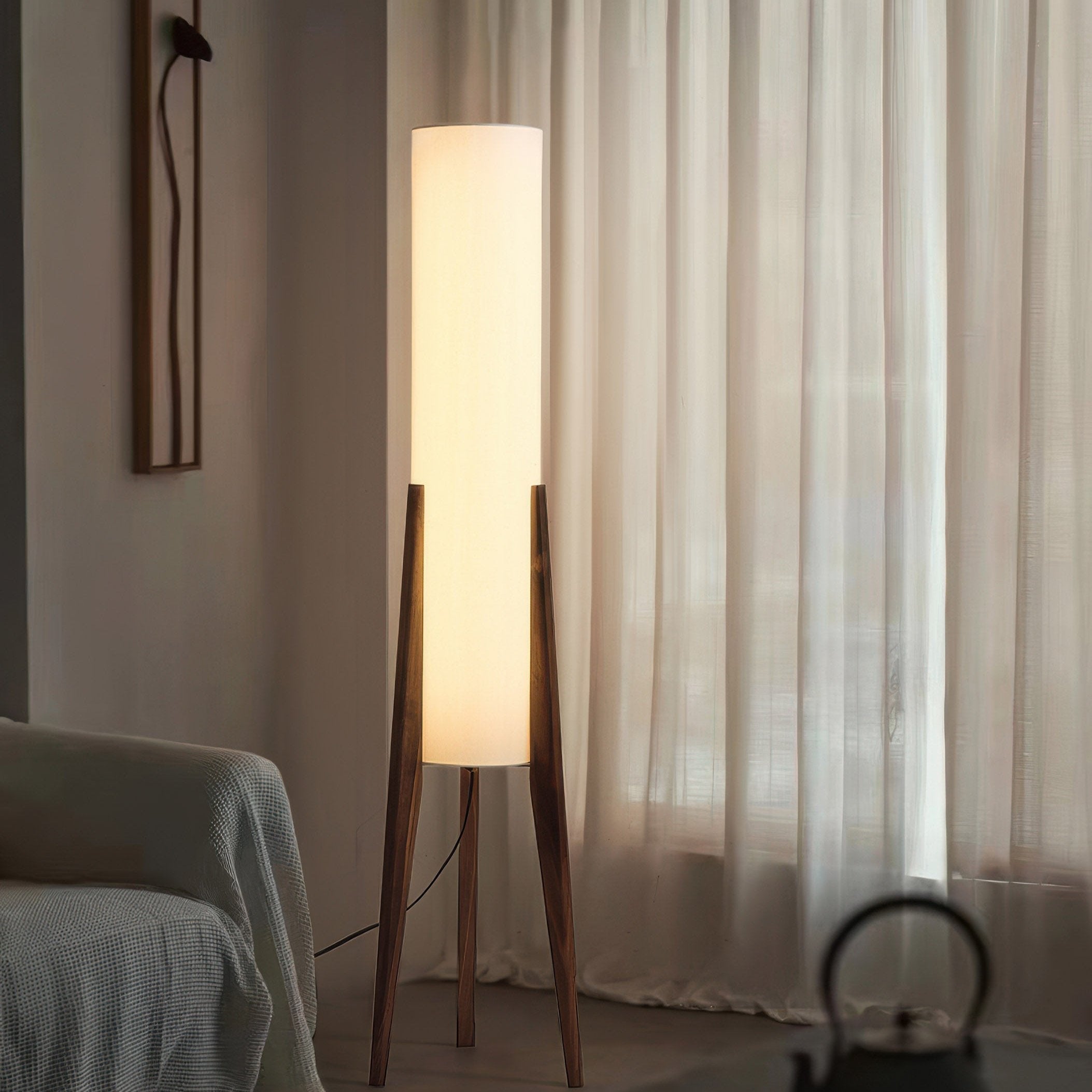 De Solvéra massief houten vloerlamp van walnoot met LED-licht