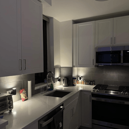 Wandlamp met lichtsensor en stopcontact – Bonq