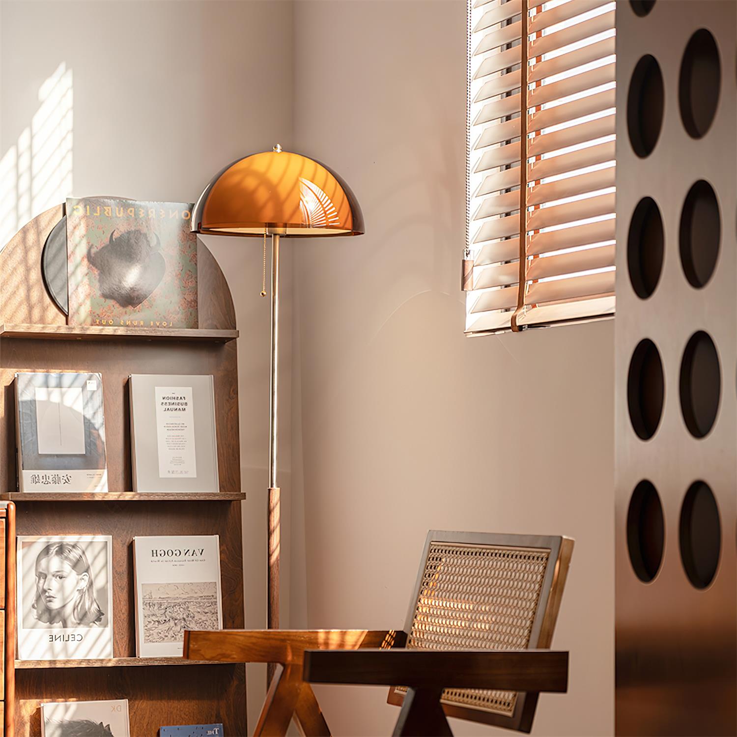 Vloerlamp van hout, metaal en acryl – Bonq