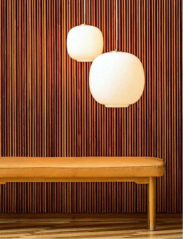 Hanglamp van opaalglas met messing ophanging – Bonq