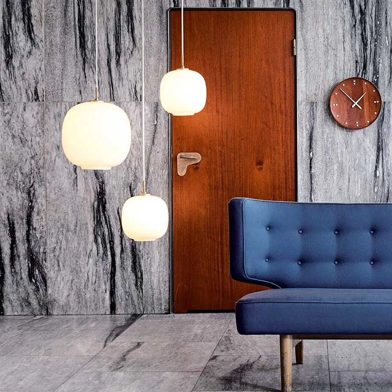 Hanglamp van opaalglas met messing ophanging – Bonq