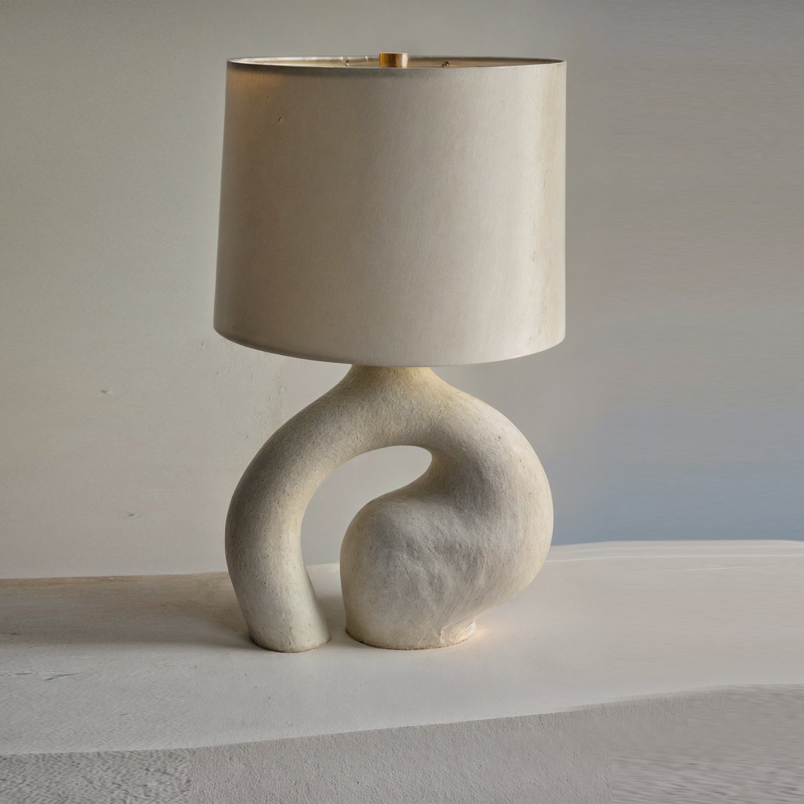 Liora Lamp – Sculpturale Tafellamp met Stoffen Kap