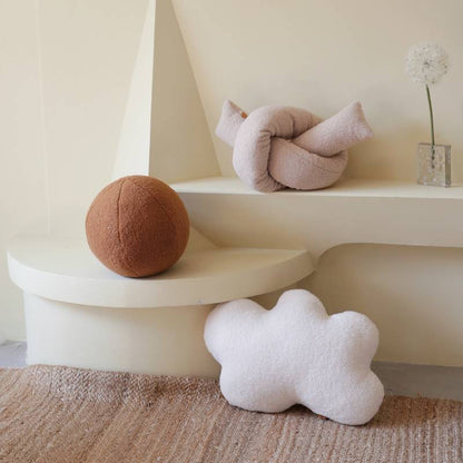 Knot Bouclé Cushion – Modern Sierkussen in Sculpturale Vorm
